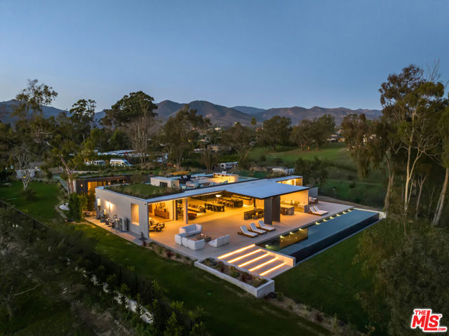 29200 Larkspur Lane, Malibu CA: https://media.crmls.org/mediaz/40810be7-f6f3-4068-a513-30a204f54c6e.jpg