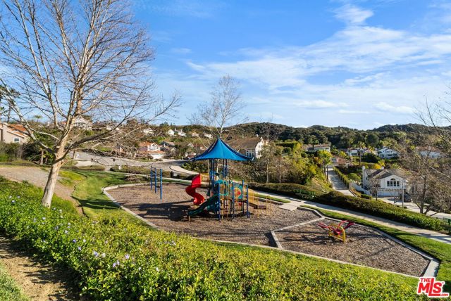 22248 Cairnloch Street, Calabasas CA: https://media.crmls.org/mediaz/4081c35f-3467-409c-a1c4-1fa9c932d677.jpg