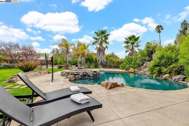 1037 Sunset Creek Ln, Pleasanton CA: https://media.crmls.org/mediaz/4083a2a7-1dec-4b15-9091-79aab9b616b7.jpg