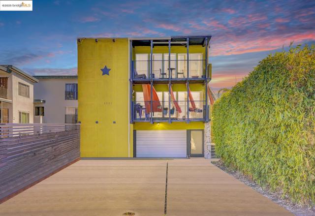 2327 10Th St, Berkeley CA: https://media.crmls.org/mediaz/4083fad4-a635-41e5-9ec0-6c9f02402071.jpg