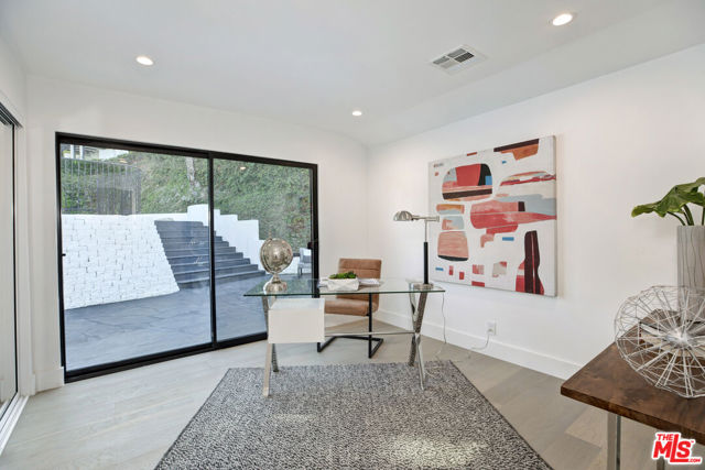 3712 Berry Drive, Studio City CA: https://media.crmls.org/mediaz/40845cee-f1c3-4b78-be3c-3e8737b00e34.jpg