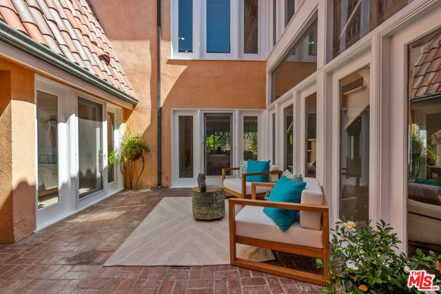2103 N Hobart Boulevard, Los Angeles CA: https://media.crmls.org/mediaz/4084ca9c-5ddd-4a3d-81e1-8c4eba252ec1.jpg