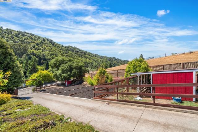 26928 Palomares Rd, Castro Valley CA: https://media.crmls.org/mediaz/40859513-fb18-42e6-8c47-48962eb8f350.jpg