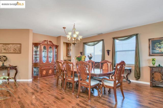 596 Toscanna Court, Brentwood CA: https://media.crmls.org/mediaz/4085f95e-b7e5-4e19-9952-edc99b1fa6d3.jpg