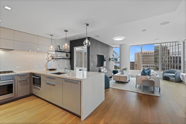 888 W E St, San Diego CA: https://media.crmls.org/mediaz/4086460c-c584-4ec8-9222-01ff6ce37d8c.jpg