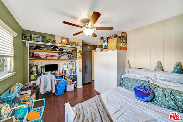 2425 Dusan Street, Simi Valley CA: https://media.crmls.org/mediaz/4086dc58-fbaa-4c87-89b9-b51cf0d61f65.jpg