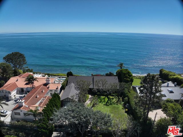 29008 Cliffside Drive, Malibu CA: https://media.crmls.org/mediaz/408739e7-17fb-447d-a39d-662d5706bb32.jpg