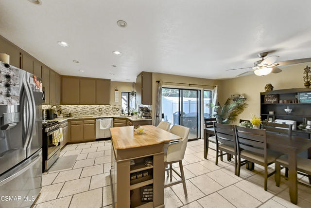 2228 Oak Haven Avenue, Simi Valley CA: https://media.crmls.org/mediaz/40881e55-5dab-4fd5-8a18-13a490496421.jpg