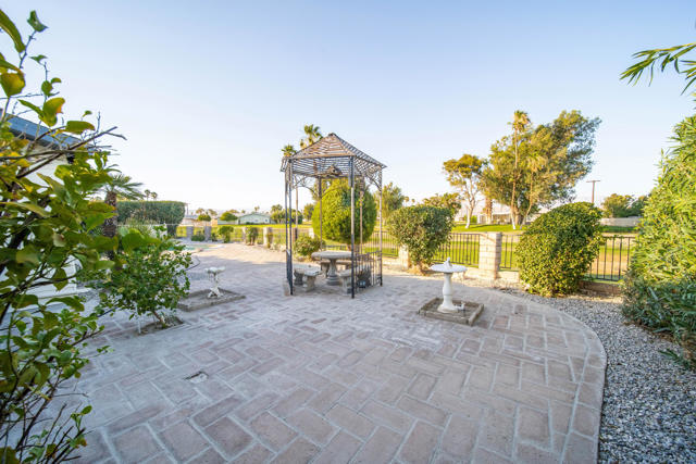 33440 Carlsbad Circle, Thousand Palms CA: https://media.crmls.org/mediaz/4088d908-2917-4ec4-be0b-20d80224a4a4.jpg