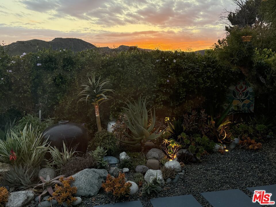 https://media.crmls.org/mediaz/408a4573-8d61-443b-937c-a66f50171511.jpg?preset=X-Large