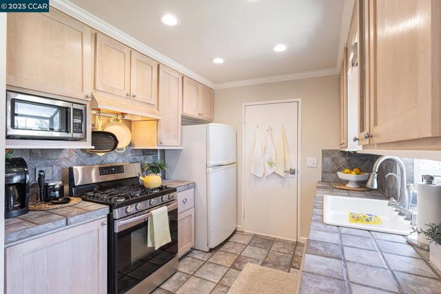 28 WESTWOOD, Napa CA: https://media.crmls.org/mediaz/408a7ed2-d140-401a-92cc-69fd5419d9fe.jpg