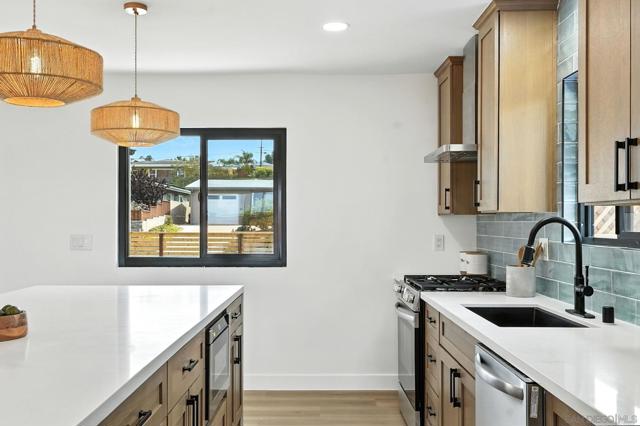 2736 Burgener Blvd, San Diego CA: https://media.crmls.org/mediaz/408aa452-48c2-4520-a5b7-90d0bb1518a8.jpg