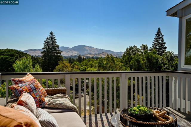 2460 Sky Rd, Walnut Creek CA: https://media.crmls.org/mediaz/408b9e01-c998-4b17-a4e7-fdc318617b9e.jpg