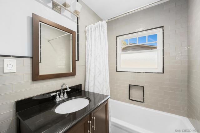 3733 La Cresta Dr, San Diego CA: https://media.crmls.org/mediaz/408c9d2e-b484-455e-b035-e20f1e0344ec.jpg