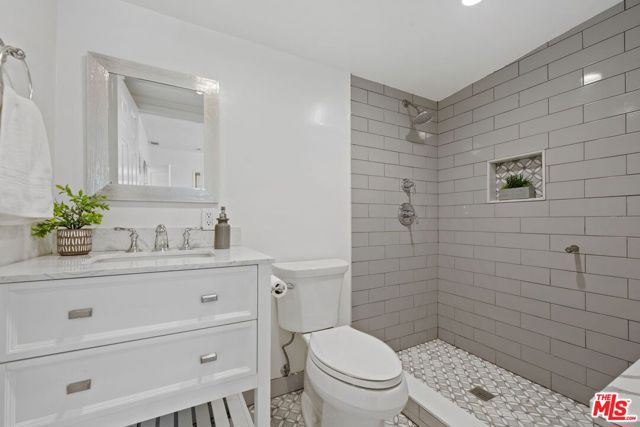 3588 Helms Avenue, Culver City CA: https://media.crmls.org/mediaz/408d9f85-64ed-46f6-867a-91725008e882.jpg