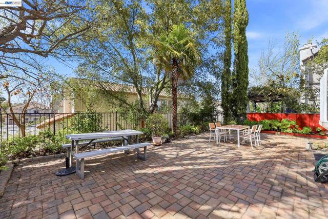 906 Vista Pointe Dr, San Ramon CA: https://media.crmls.org/mediaz/408dbe62-9e23-4841-b58c-7918feb07c3e.jpg