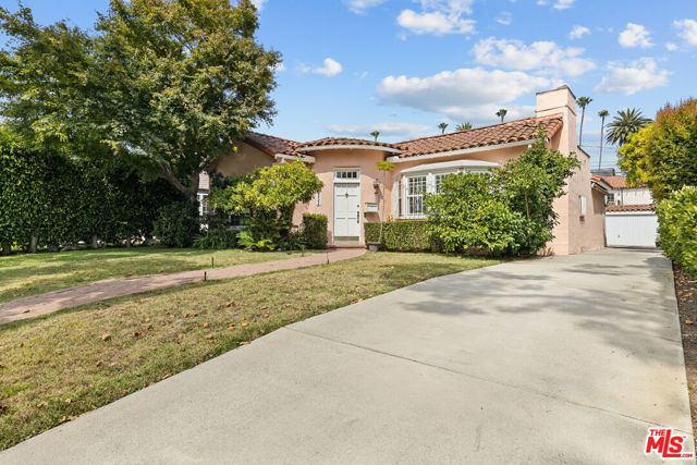 252 S Maple, Beverly Hills CA: https://media.crmls.org/mediaz/408dcb5e-2c6b-4ecc-816b-c4289ec7345d.jpg