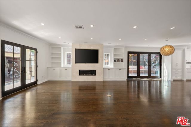 516 Lincoln Boulevard, Santa Monica CA: https://media.crmls.org/mediaz/408e0e67-1a96-4a17-89e1-c927c0f32af4.jpg