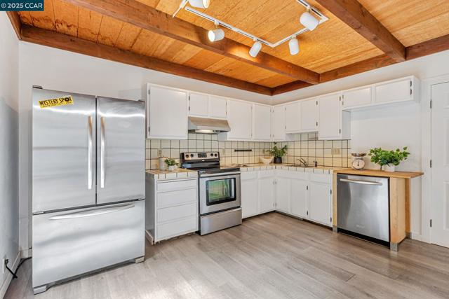 290 Olympian Way, Pacifica CA: https://media.crmls.org/mediaz/408e274c-6622-4820-a90a-b9348a255ca4.jpg