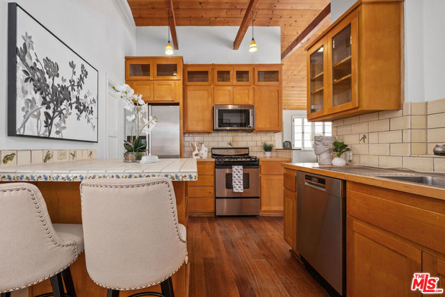 10545 Selkirk Lane, Los Angeles CA: https://media.crmls.org/mediaz/408eba36-9563-4509-a5db-c0a7a91c01bf.jpg