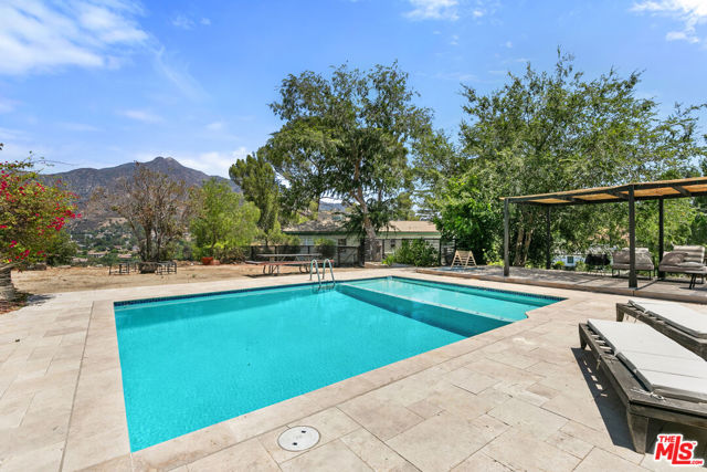 11320 Alethea Drive, Sunland CA: https://media.crmls.org/mediaz/408ff178-7e5d-4d90-bdce-08405d3e7916.jpg