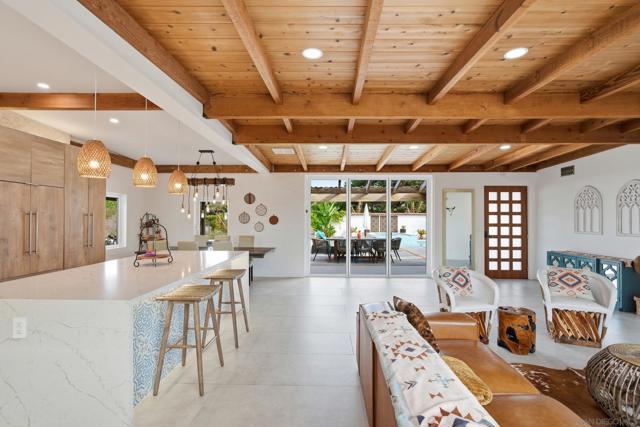 1047 Highland Dr, Del Mar CA: https://media.crmls.org/mediaz/409015a9-4e1f-44db-b5f7-f0fe249ea70d.jpg