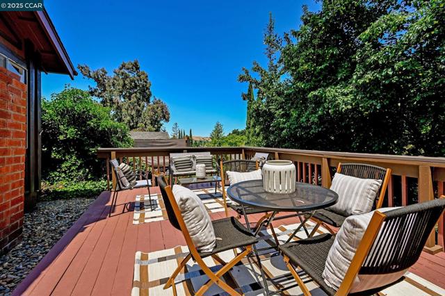 277 Holiday Hills Dr, Martinez CA: https://media.crmls.org/mediaz/409082da-9900-4294-8023-0eeb1759c257.jpg
