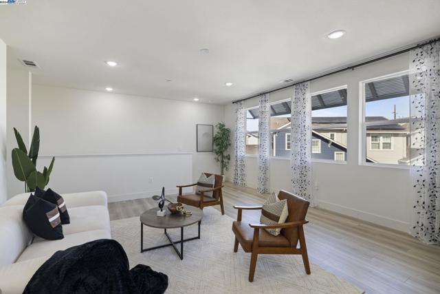 Image 10 of 39 For 9572 Seawind Way