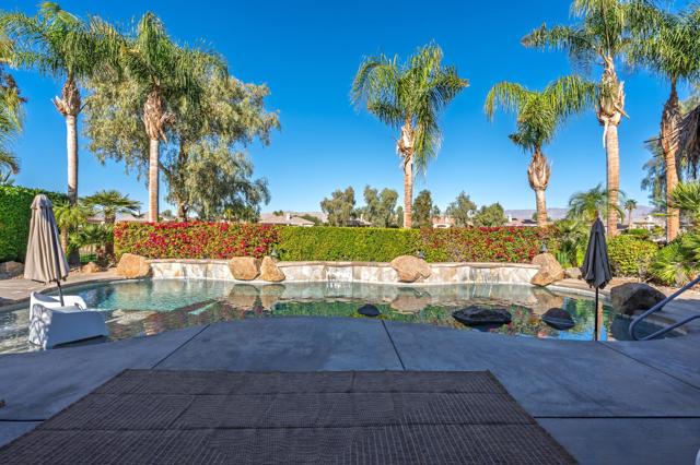 261 Loch Lomond Road, Rancho Mirage CA: https://media.crmls.org/mediaz/409139be-651f-4df6-8175-a3a93778ebdc.jpg