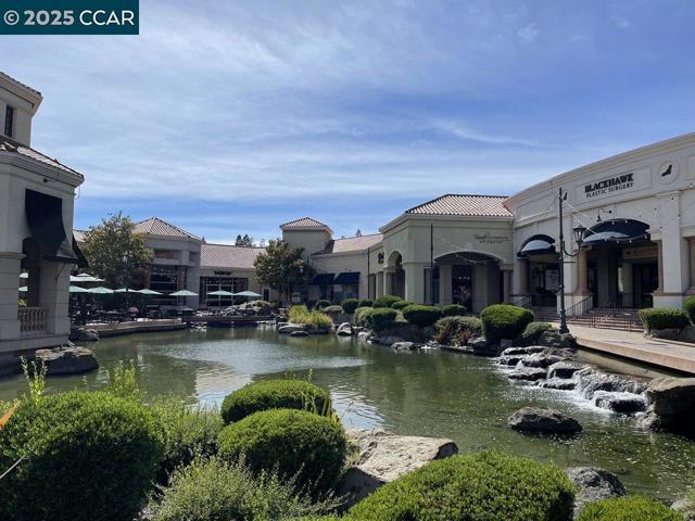 2261 Genoa St, Danville CA: https://media.crmls.org/mediaz/4091bdd7-8b06-4db8-872f-c4d05631693e.jpg