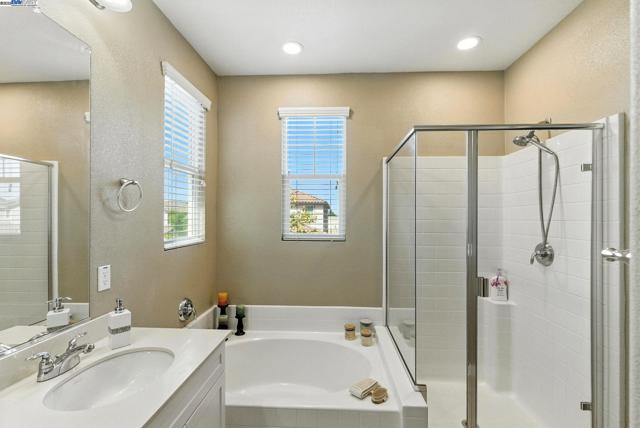 841 Fan Palm Ln, Brentwood CA: https://media.crmls.org/mediaz/4092bfa6-aa2f-4a5d-bfd9-89e6ef836b4b.jpg