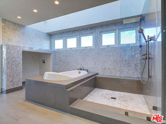 7800 Veragua Drive, Playa del Rey CA: https://media.crmls.org/mediaz/40934043-9fb4-4de0-8d69-80d2d0b46bfe.jpg