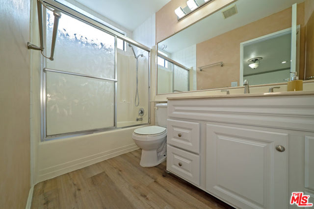 18433 Hatteras Street, Tarzana CA: https://media.crmls.org/mediaz/4093d81a-1f75-41d7-aee3-07d8ef51108e.jpg