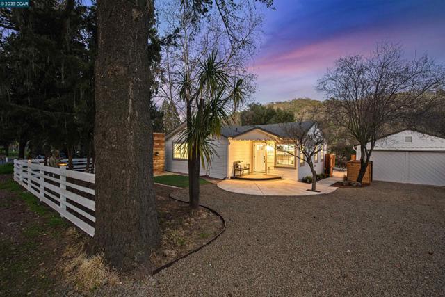 2188 1st Ave, Napa CA: https://media.crmls.org/mediaz/40949567-f771-4f7d-b0e7-f3ece06fb105.jpg