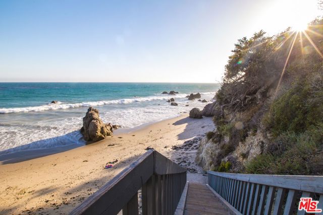 31866 Seafield Drive, Malibu CA: https://media.crmls.org/mediaz/40949e31-eaed-4675-891e-9f45235f4a02.jpg