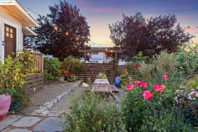 3701 Midvale Ave, Oakland CA: https://media.crmls.org/mediaz/40956ae0-58d6-4874-a912-bc2390c76222.jpg