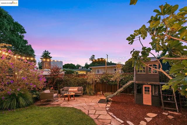 2310 Spaulding Ave, Berkeley CA: https://media.crmls.org/mediaz/40964324-6fc8-4dbd-a99a-fa2308e23e3d.jpg