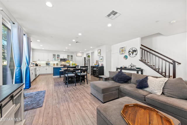 1830 Poppy Drive, Simi Valley CA: https://media.crmls.org/mediaz/40967bf1-2d32-4bbb-bf2a-233e593eabcf.jpg