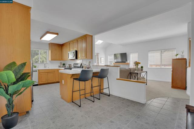 123 Williamson Ct, Martinez CA: https://media.crmls.org/mediaz/40970344-9cb3-4e2c-b697-fef6068f74f9.jpg