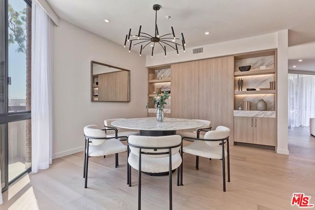 300 N Swall Drive, Beverly Hills CA: https://media.crmls.org/mediaz/40972d8e-3cec-49d1-bcd8-4e46bdf0ef08.jpg