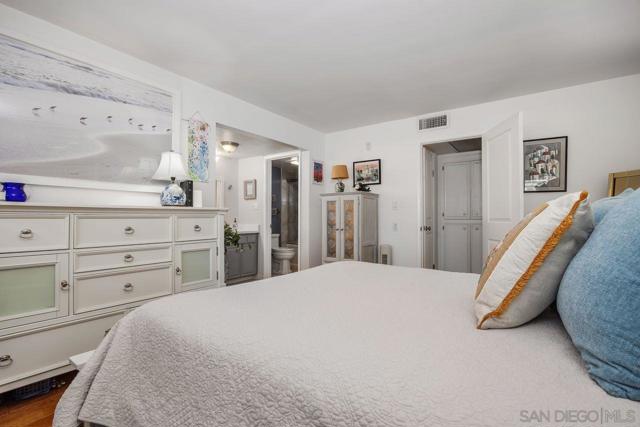 2564 Navarra Dr, Carlsbad CA: https://media.crmls.org/mediaz/40978b32-14ad-416a-b9e4-53339c4acf2b.jpg
