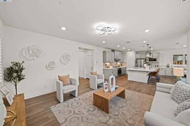 318 Paradiso Ct, San Ramon CA: https://media.crmls.org/mediaz/409798e3-a3be-46e1-9872-c3d1a1743d8a.jpg