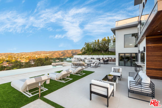 4338 Gayle Drive, Tarzana CA: https://media.crmls.org/mediaz/40984711-a0fa-47c0-81b0-2bf2732a4fdf.jpg