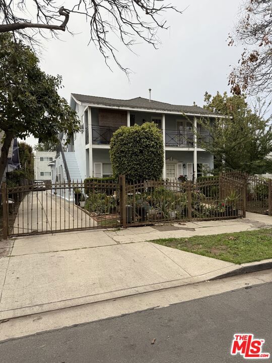 6640 Leland Way, Los Angeles CA: https://media.crmls.org/mediaz/4098f67c-0b92-49f2-8bdb-06f576f064cf.jpg