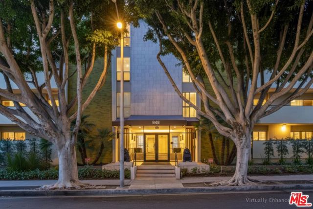 949 N Kings Road, West Hollywood CA: https://media.crmls.org/mediaz/409b72ba-fdd9-45ba-94b9-ed554308213d.jpg