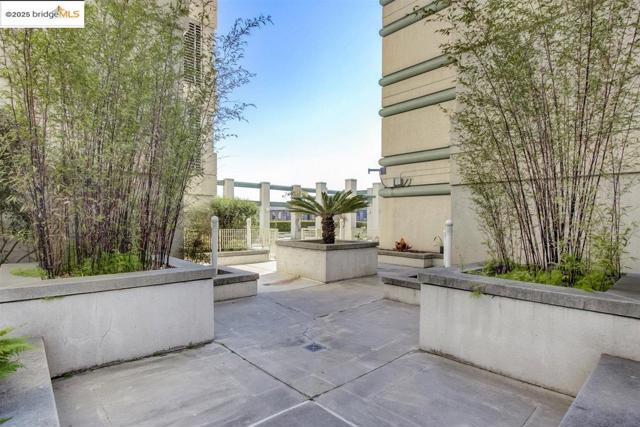 989 Webster Street, Oakland CA: https://media.crmls.org/mediaz/409b7aa8-9745-4439-b246-75dbd4b6bd89.jpg