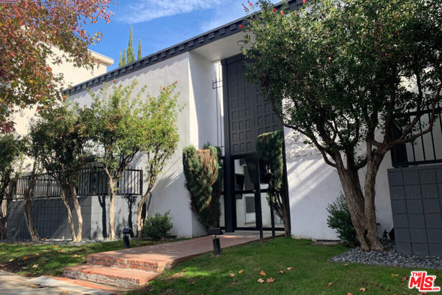 5236 Kester Avenue, Sherman Oaks CA: https://media.crmls.org/mediaz/409c391d-8c3f-4209-809c-50af3dd03ceb.jpg