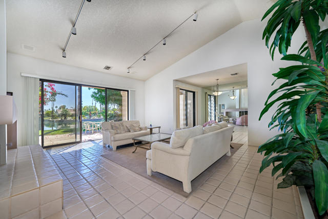 10317 Sunningdale Drive, Rancho Mirage CA: https://media.crmls.org/mediaz/409cd4a4-d300-49a9-b968-e0ace47b163b.jpg