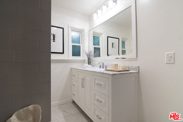 565 N Arden Boulevard, Los Angeles CA: https://media.crmls.org/mediaz/409d2a9e-e44a-4a7c-af49-e1322243db58.jpg