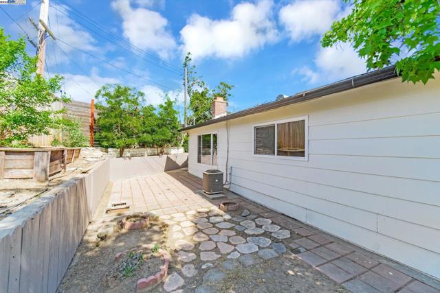 6013 Green Glen Way, Sacramento CA: https://media.crmls.org/mediaz/409dbcee-d302-40ed-a786-4113f9b03908.jpg
